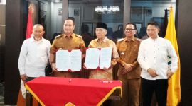 Walikota Serang Budi Rustandi bersama Ketua Yayasan BWA saat menandatangani kerja sama I Dok. Roy-BNC