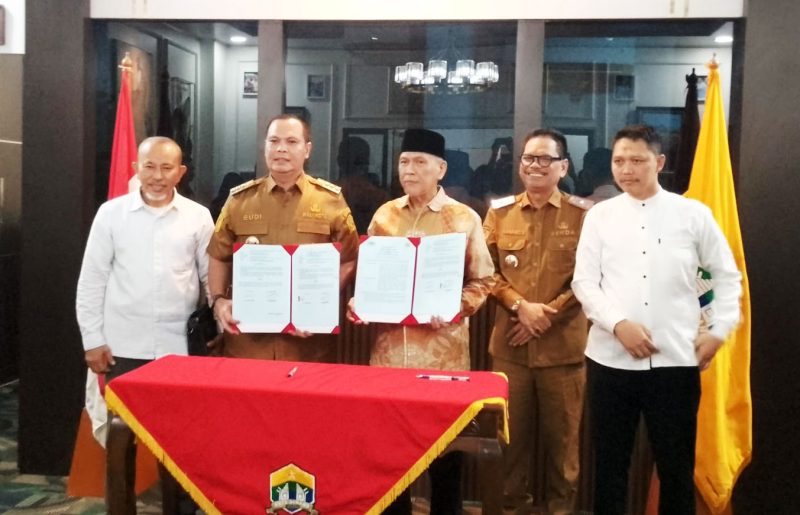 Walikota Serang Budi Rustandi bersama Ketua Yayasan BWA saat menandatangani kerja sama I Dok. Roy-BNC