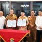 Walikota Serang Budi Rustandi bersama Ketua Yayasan BWA saat menandatangani kerja sama I Dok. Roy-BNC