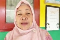 Kepala SDN Ciputat, Nining Rosmawati, saat diwawancarai awak media I Dok. Roy-BNC