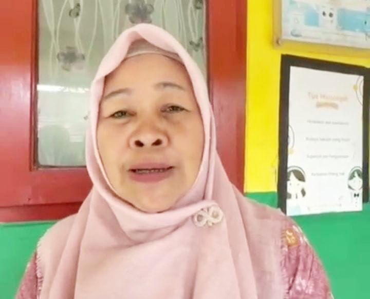 Kepala SDN Ciputat, Nining Rosmawati, saat diwawancarai awak media I Dok. Roy-BNC