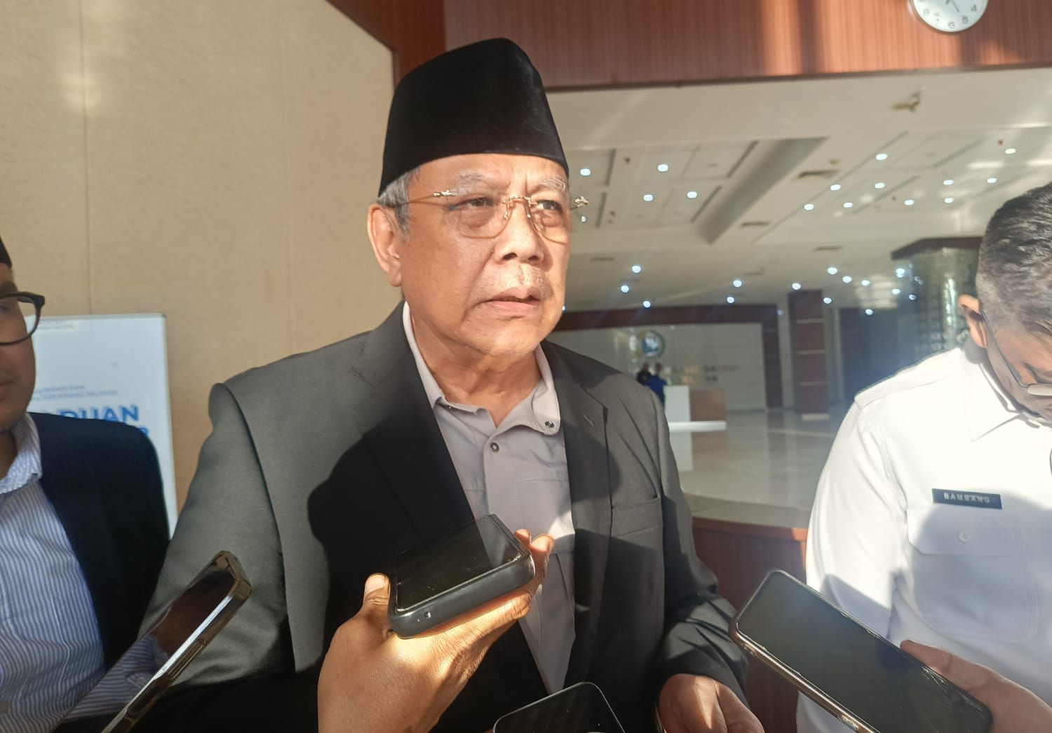 Walikota Tangsel Benyamin Davnie saat diwawancarai wartawan l Dok. Munjul-BNC