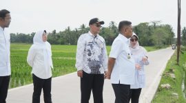 Bupati Pandeglang Dewi Setiani saat mendampingi Gubernur Banten Andra Soni meninjau langsung pembangunan Jalan Bang Andra di Desa Sukadame, Kecamatan Pagelaran, pada Kamis, 26 February 2026. | Dok. Istimewa