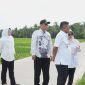 Bupati Pandeglang Dewi Setiani saat mendampingi Gubernur Banten Andra Soni meninjau langsung pembangunan Jalan Bang Andra di Desa Sukadame, Kecamatan Pagelaran, pada Kamis, 26 February 2026. | Dok. Istimewa