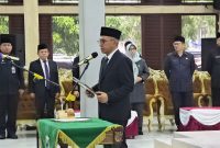 Asep Rahmat saat melantik dan mengambil sumpah jabatan 180 penjabat baru di pendopo kabupaten Pandeglang. | Dok. Istimewa