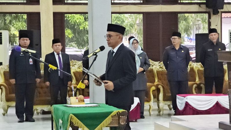 Asep Rahmat saat melantik dan mengambil sumpah jabatan 180 penjabat baru di pendopo kabupaten Pandeglang. | Dok. Istimewa