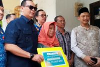 Walikota Serang Budi Rustandi saat memberikan bantuan dana perbaikan rumah korban kebakaran I Dok. Roy-BNC