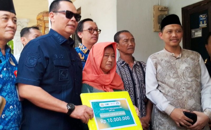 Walikota Serang Budi Rustandi saat memberikan bantuan dana perbaikan rumah korban kebakaran I Dok. Roy-BNC