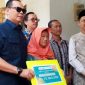 Walikota Serang Budi Rustandi saat memberikan bantuan dana perbaikan rumah korban kebakaran I Dok. Roy-BNC