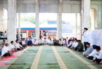 Pelaksanaan Safari Ramadan 1447 Hijriah di Masjid Jami Al-Ikhlas Jelupang, Kecamatan Serpong Utara. Walikota Tangerang Selatan Benyamin Davnie menyalurkan bantuan untuk guru mengaji, imam dan marbot l Dok. Istimewa