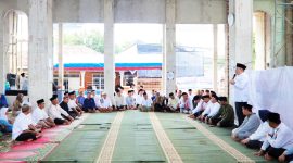 Pelaksanaan Safari Ramadan 1447 Hijriah di Masjid Jami Al-Ikhlas Jelupang, Kecamatan Serpong Utara. Walikota Tangerang Selatan Benyamin Davnie menyalurkan bantuan untuk guru mengaji, imam dan marbot l Dok. Istimewa