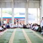 Pelaksanaan Safari Ramadan 1447 Hijriah di Masjid Jami Al-Ikhlas Jelupang, Kecamatan Serpong Utara. Walikota Tangerang Selatan Benyamin Davnie menyalurkan bantuan untuk guru mengaji, imam dan marbot l Dok. Istimewa