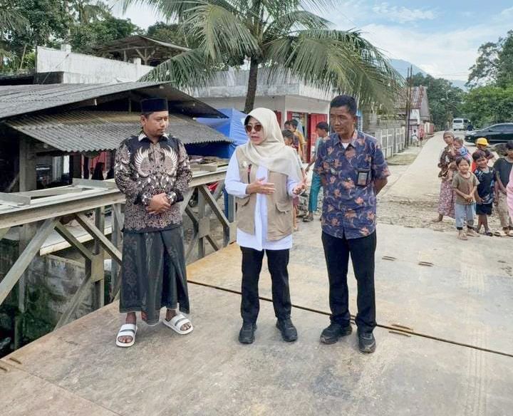 Bupati Pandeglang saat memantau langsung keadaan jembatan jiput | Dok. Istimewa