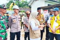 Bupati Pandeglang saat meninjau lokasi jembatan roboh di desa sinar jaya. | Dok. Istimewa