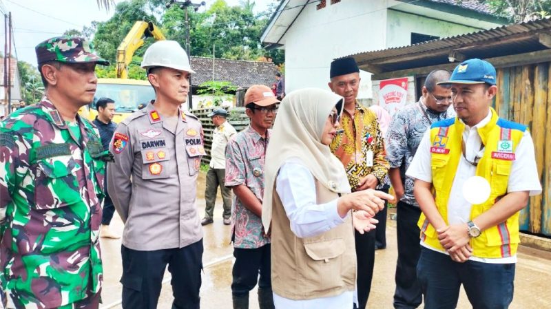 Bupati Pandeglang saat meninjau lokasi jembatan roboh di desa sinar jaya. | Dok. Istimewa