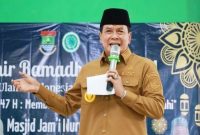 Bupati Tangerang Mochamad Maesyal Rasyid (berdiri) di tengah-tengah jemaah Masjid Nurul Ulum, Perumahan PWS RT 02/02 l Dok. Istimewa