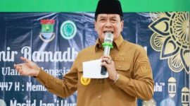 Bupati Tangerang Mochamad Maesyal Rasyid (berdiri) di tengah-tengah jemaah Masjid Nurul Ulum, Perumahan PWS RT 02/02 l Dok. Istimewa