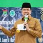 Bupati Tangerang Mochamad Maesyal Rasyid (berdiri) di tengah-tengah jemaah Masjid Nurul Ulum, Perumahan PWS RT 02/02 l Dok. Istimewa