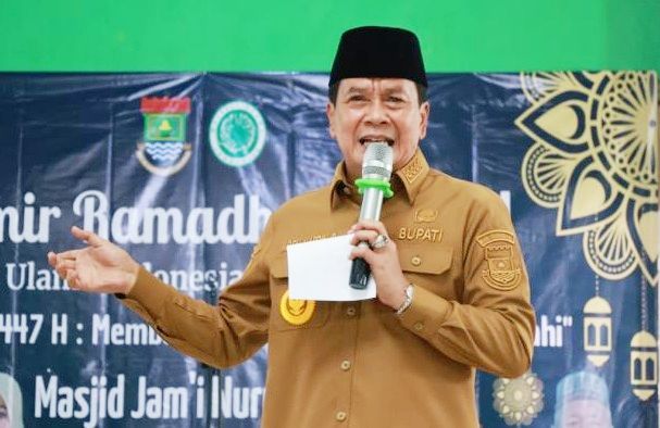 Bupati Tangerang Mochamad Maesyal Rasyid (berdiri) di tengah-tengah jemaah Masjid Nurul Ulum, Perumahan PWS RT 02/02 l Dok. Istimewa
