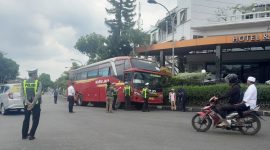 Satuan Lalu Lintas (Satlantas) Polres Pandeglang menggelar inspeksi ketat atau ramp check terhadap armada bus umum di wilayah hukumnya, Selasa, 3 Februari 2026. | Dok. Difeni - BNC