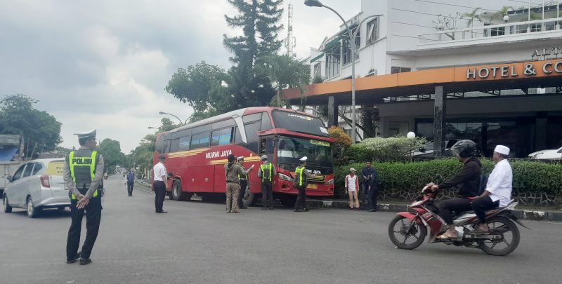 Satuan Lalu Lintas (Satlantas) Polres Pandeglang menggelar inspeksi ketat atau ramp check terhadap armada bus umum di wilayah hukumnya, Selasa, 3 Februari 2026. | Dok. Difeni - BNC