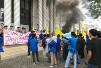 Para demonstran di depan gedung kantor bupati Pandeglang. | Dok. Difeni - BNC