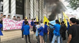 Para demonstran di depan gedung kantor bupati Pandeglang. | Dok. Difeni - BNC