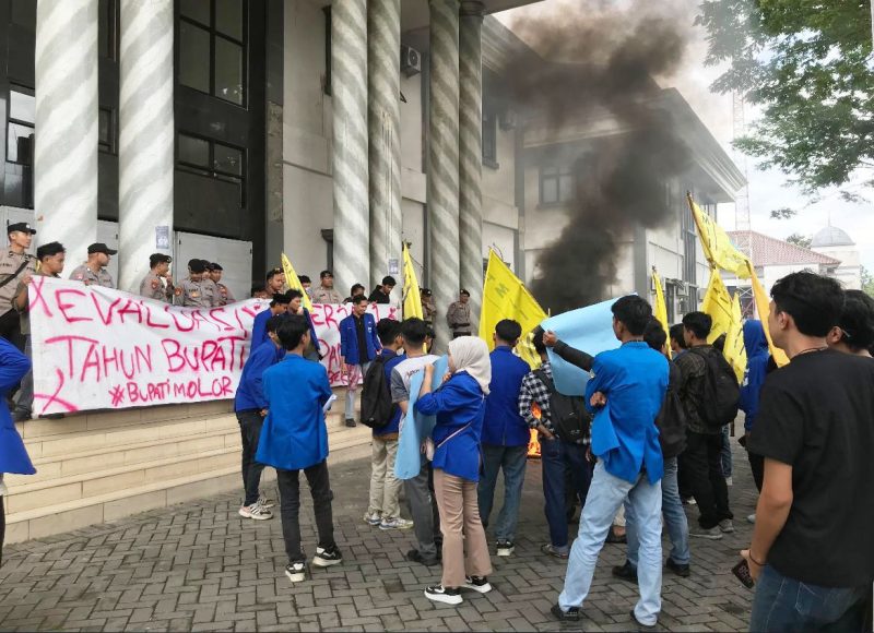 Para demonstran di depan gedung kantor bupati Pandeglang. | Dok. Difeni - BNC