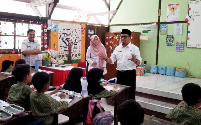 Kepala Dindikbud Kota Serang, Ahmad Nuri saat berkunjung ke SDN 7 Kota Serang I Dok. Roy-BNC