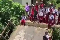Tangkapan layar saat anak anak melewati reruntuhan jembatan ambruk. | Dok. Istimewa