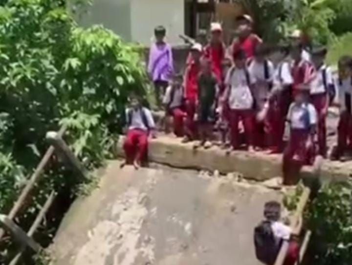Tangkapan layar saat anak anak melewati reruntuhan jembatan ambruk. | Dok. Istimewa