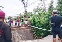 Warga Desa Sinar Jaya saat bergotong royong membangun jembatan sementara pada Rabu, 4 February 2026 pagi. | Dok. Difeni - BNC