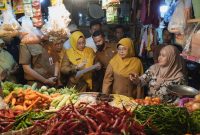 Bupati Pandeglang Dewi Setiani saat melakukan sidak di pasar badak pandeglang pada Senin, 23 February 2026. | Dok. Difeni - BNC