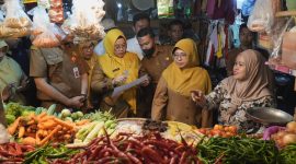 Bupati Pandeglang Dewi Setiani saat melakukan sidak di pasar badak pandeglang pada Senin, 23 February 2026. | Dok. Difeni - BNC