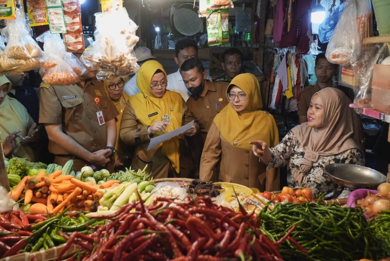 Bupati Pandeglang Dewi Setiani saat melakukan sidak di pasar badak pandeglang pada Senin, 23 February 2026. | Dok. Difeni - BNC