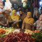 Bupati Pandeglang Dewi Setiani saat melakukan sidak di pasar badak pandeglang pada Senin, 23 February 2026. | Dok. Difeni - BNC