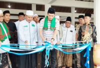 Ketua DKM Masjid Agung Ats Tsauroh, Khaeroni, mendampingi perwakilan Pemkot Serang saat menggunting pita dalam acara pembukaan bazar ramadhan I Dok. Roy-BNC