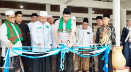 Ketua DKM Masjid Agung Ats Tsauroh, Khaeroni, mendampingi perwakilan Pemkot Serang saat menggunting pita dalam acara pembukaan bazar ramadhan I Dok. Roy-BNC