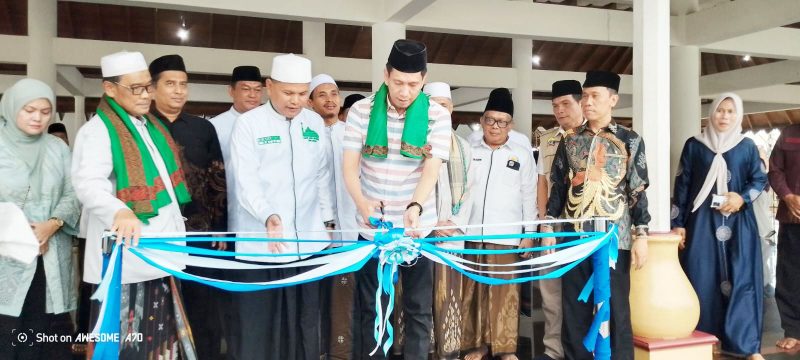 Ketua DKM Masjid Agung Ats Tsauroh, Khaeroni, mendampingi perwakilan Pemkot Serang saat menggunting pita dalam acara pembukaan bazar ramadhan I Dok. Roy-BNC