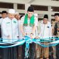 Ketua DKM Masjid Agung Ats Tsauroh, Khaeroni, mendampingi perwakilan Pemkot Serang saat menggunting pita dalam acara pembukaan bazar ramadhan I Dok. Roy-BNC