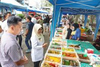 bupati Pandeglang, Dewi Setiani saat mengunjungi stand takjil bazar ramadan. | Dok. Difeni - BNC