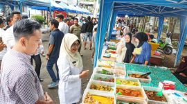bupati Pandeglang, Dewi Setiani saat mengunjungi stand takjil bazar ramadan. | Dok. Difeni - BNC