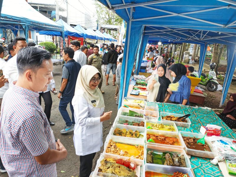 bupati Pandeglang, Dewi Setiani saat mengunjungi stand takjil bazar ramadan. | Dok. Difeni - BNC