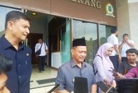 Wakil Bupati Serang Najib Hamas didampingi Sekda Zaldi Dhuhana saat diwawancarai wartawan l Dok. Dwi MY-BNC