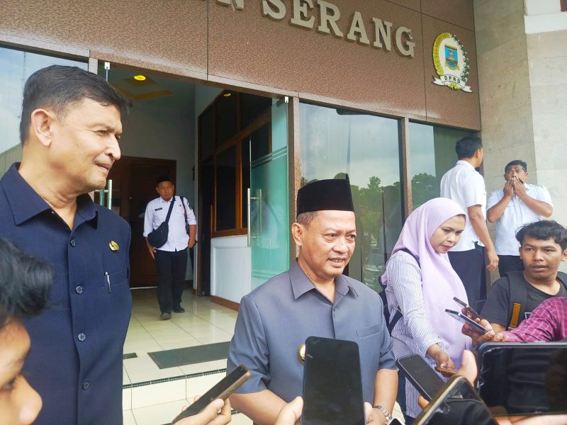 Wakil Bupati Serang Najib Hamas didampingi Sekda Zaldi Dhuhana saat diwawancarai wartawan l Dok. Dwi MY-BNC