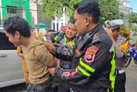 Satuan Lalulintas Polres Pandeglang ketika menangkap seorang pemuda yang kedapatan membawa ratusan pil haram pada Senin, 2 Februari 2025 | Dok. Guntur-BNC