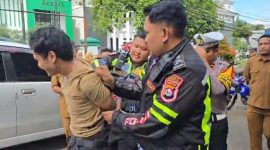 Satuan Lalulintas Polres Pandeglang ketika menangkap seorang pemuda yang kedapatan membawa ratusan pil haram pada Senin, 2 Februari 2025 | Dok. Guntur-BNC
