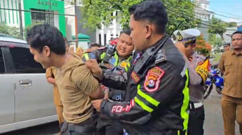 Satuan Lalulintas Polres Pandeglang ketika menangkap seorang pemuda yang kedapatan membawa ratusan pil haram pada Senin, 2 Februari 2025 | Dok. Guntur-BNC