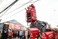 Walikota Serang Budi Rustandi saat memimpin penertiban kabel semrawut di Jalan Ahmad Yani I Dok. Istimewa