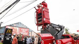 Walikota Serang Budi Rustandi saat memimpin penertiban kabel semrawut di Jalan Ahmad Yani I Dok. Istimewa